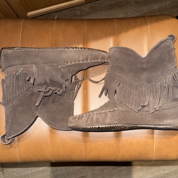 Manitobah Moccasin Booties Size 6M
Made in Canada Brown Leather Suede Fringe - Picture 4 of 6